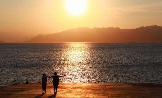 根据五行与生肖首先判断适合的手机号尾数。手机尾数要把握1、6为水,2、7为火,3、8为木,4、9为金,5、0为土的原则。五行缺什么,要通过生辰八字科学的确认来判